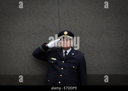 Ottawa, Canada. 14Th Sep 2014. Un pompier salue contre le mur commémoratif à l'pompier, à Ottawa, Canada, le 14 septembre, 2014. L'événement annuel attire des centaines de pompiers de partout au pays pour honorer leurs collègues disparus et voir leur nom ajouté à la désormais 1200 qui ornent le monument. Credit : Cole Burston/Xinhua/Alamy Live News Banque D'Images