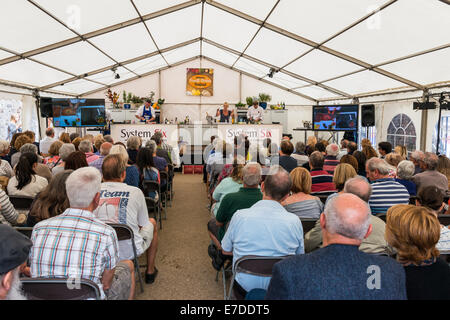 L'intérieur du théâtre de cuisine pendant l'Ashburton Ashburton Food & Drink Festival. Un cours de cuisine s'ouvre sur une salle bondée. Banque D'Images