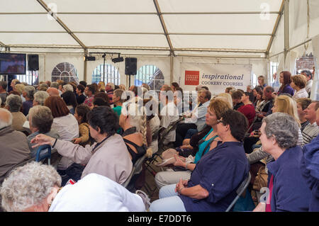 L'intérieur du théâtre de cuisine pendant l'Ashburton Ashburton Food & Drink Festival. Un cours de cuisine s'ouvre sur une salle bondée. Banque D'Images