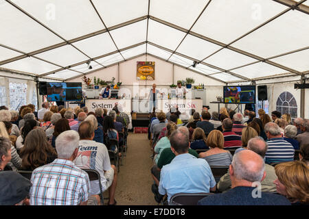 L'intérieur du théâtre de cuisine pendant l'Ashburton Ashburton Food & Drink Festival. Un cours de cuisine s'ouvre sur une salle bondée. Banque D'Images