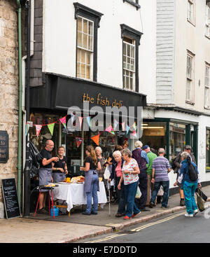 L'Ashburton Alimentation et boisson Festival. La charcuterie de poisson n'certains street market trading. Banque D'Images