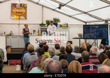 L'intérieur du théâtre de cuisine pendant l'Ashburton Ashburton Food & Drink Festival. Un cours de cuisine s'ouvre sur une salle bondée. Banque D'Images