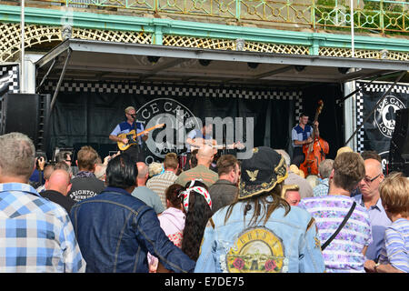 Brighton, UK. 14Th Sep 2014. Le groupe principal de l'étape à autour de 15 heures à la réunion. Crédit : Paul Briden/Alamy Live News Banque D'Images