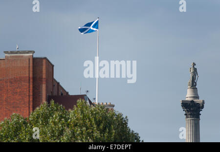 Whitehall, Londres UK. 14 septembre 2014. Au sommet de la colonne Nelson à Trafalgar Square donne à un sautoir écossais drapeau sur le toit d'un immeuble du gouvernement. Plusieurs des drapeaux ont été soulevées au-dessus des bureaux de Whitehall. Credit : Malcolm Park editorial/Alamy Live News. Banque D'Images