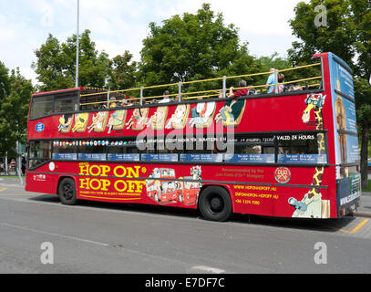 Open-top rouge double-decker utilisé comme un bus de tourisme, Budapest, Hongrie Banque D'Images