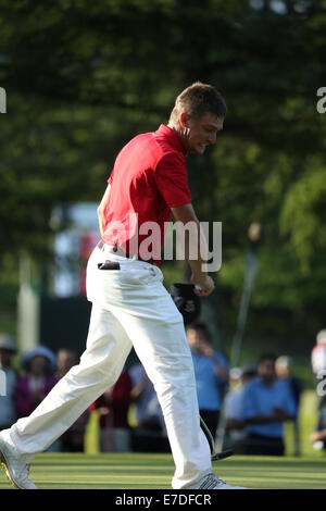 Karuizawa, Japon. 13 Sep, 2014. Bryson DeChambeau (USA) Golf : Bryson DeChambeau des Etats-Unis d'Amérique célèbre après son naufrage birdie putt sur le 18ème green, (bien sûr), au cours Iriyama le tour final de l'Organisation mondiale de l'équipe amateur Golf Championship, Eisenhower Trophy à Karuizawa 72 East de Karuizawa, Japon . © Koji Aoki/AFLO SPORT/Alamy Live News Banque D'Images