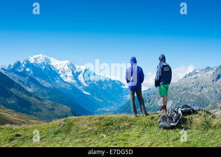 COL DE BALME, FRANCE - 01 SEPTEMBRE : Backpackers looking at view avec le Mont Blanc en arrière-plan. La région est une étape de la p Banque D'Images