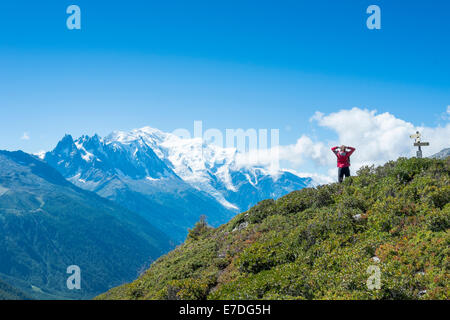 COL DE BALME, FRANCE - 01 SEPTEMBRE : Backpacker l'étirement et à la recherche à vue avec le Mont Blanc en arrière-plan. La région est un Banque D'Images