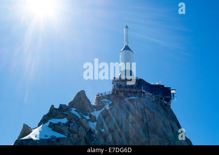 CHAMONIX, France - 02 SEPTEMBRE : Low angle shot du complexe de l'Aiguille du Midi. À 3842 mètres, le complexe offre une vue étroite de t Banque D'Images