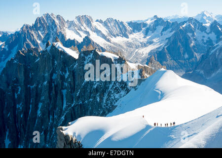 Mont Blanc mountaneers marche sur la crête enneigée. La montagne est le plus haut dans les Alpes et l'Union européenne. Banque D'Images