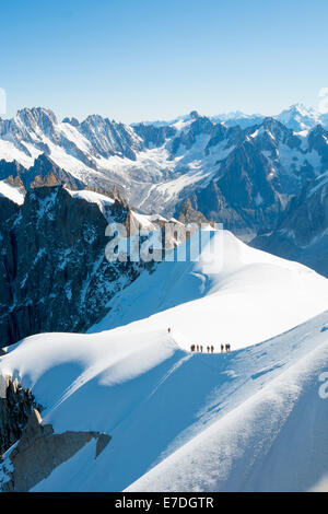 Mont Blanc mountaneers marche sur la crête enneigée. La montagne est le plus haut dans les Alpes et l'Union européenne. Banque D'Images