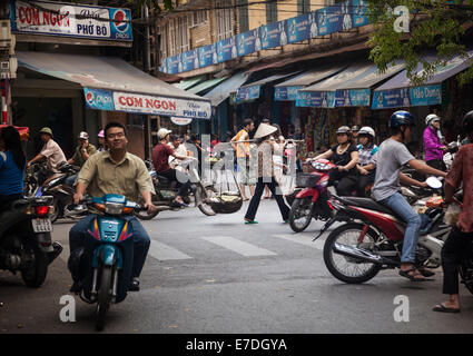 Marché alimentaire dans le vieux quartier de Hanoi, Vietnam Banque D'Images