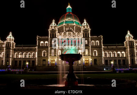 Victoria, C.-B., édifices du Parlement provincial du Canada avec des lumières de Noël dans la nuit. Capitale provinciale sur l'île de Vancouver. Victoria, Colombie-Britannique Banque D'Images