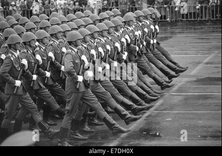 En parallèle sur la Journée de la République - Un énorme défilé militaire de l'Armée Populaire Nationale (NVA) a lieu à Stalinallee et Alexanderplatz dans le quartier Mitte de Berlin le 07 octobre 1983. La RDA utilisé de grandes manifestations comme ces pour démontrer la force militaire de la RDA. Photo : Volkhard Kuehl - AUCUN SERVICE DE FIL- Banque D'Images