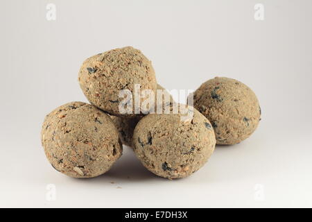 Tas de boules de graisse pour nourrir les oiseaux Banque D'Images