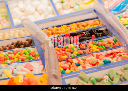 Assortiment de bonbons de différentes couleurs et saveurs Banque D'Images