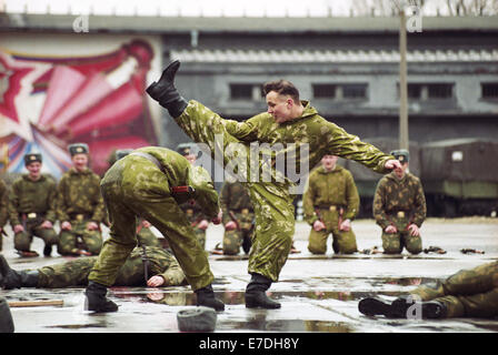 Des soldats de la 34e Division d'artillerie de l'armée soviétique de démontrer leurs compétences de combat au cours de leurs adieux à la caserne rouge à Potsdam le 18 mars 1994. Les soldats ont défilé hors de la caserne après les manifestations pour revenir à la Russie. Photo : Bernd Settnik /AFP Banque D'Images