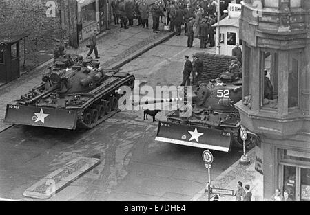 Des chars américains sont stationnés au poste frontalier Checkpoint Charlie, sur Friedrichstrasse, à Berlin, en Allemagne, le 27 octobre 1961. Après un incident à la frontière, des chars soviétiques et américains étaient stationnés au poste frontière utilisé par les forces alliées. Ils ont été retirés à nouveau sans autre incident un jour plus tard. Fotoarchiv für Zeitgeschichtee - PAS DE SERVICE DE FIL Banque D'Images