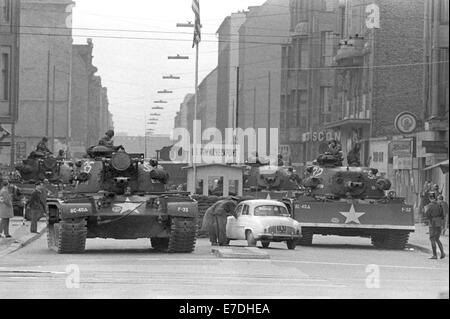 Des chars américains sont stationnés au poste frontalier Checkpoint Charlie, sur Friedrichstrasse, à Berlin, en Allemagne, le 27 octobre 1961. Après un incident à la frontière, des chars soviétiques et américains étaient stationnés au poste frontière utilisé par les forces alliées. Ils ont été retirés à nouveau sans autre incident un jour plus tard. Fotoarchiv für Zeitgeschichtee - PAS DE SERVICE DE FIL Banque D'Images