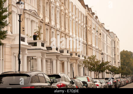 Rangée de maisons typiques autour de Notting Hill dans l'ouest de Londres Banque D'Images