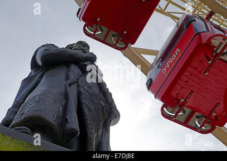 Statue de Adam Black overwelmed par grande roue.UK Banque D'Images