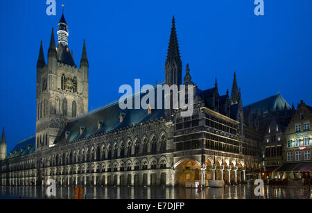 Ypres, Belgique, la Halle aux draps à la Grand-Place Banque D'Images