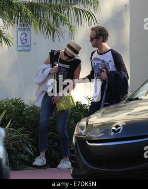 Anne Hathaway portant un t-shirt Ramones tandis que mari Adam Shulman featured portant un Fleetwood Mac haut tandis que dehors et de marcher autour de South Beach après le déjeuner avec : Anne Hathaway, Adam Shulman où : Miami Beach, Florida, United States Quand : 09 Mars 2014 Banque D'Images