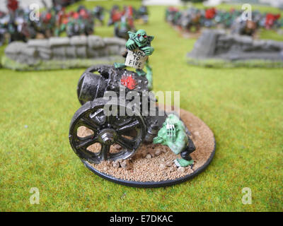 Warhammer est un jeu de table où deux ou plusieurs joueurs s'affrontent avec des armées "de 25 mm - 250 mm de haut miniatures héroïque. Les règles du jeu ont été publiées dans une série de livres, qui décrivent comment déplacer miniatures autour de la surface de jeu et simuler le combat dans une "juste et équilibrée". Utilisez UNIQUEMENT ÉDITORIALE Banque D'Images