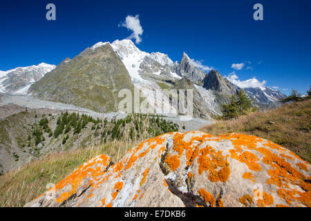 En regardant vers le Mont Blanc et le glacier du Miage d'en haut Val Veny, Italie. Banque D'Images