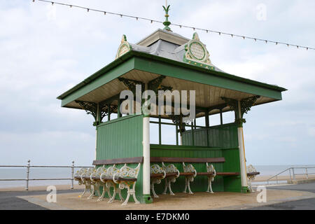 Abri public sur la promenade de Blackpool, Lancashire Banque D'Images