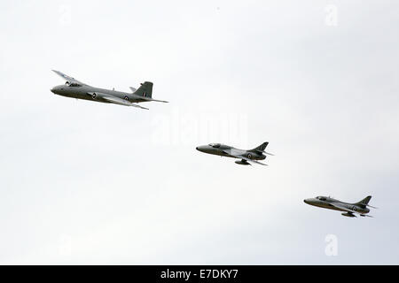 Chichester, West Sussex, UK. 13 Sep, 2014. Photos de la Goodwood Revival 2014 - photos montre un English Electric Canberra PR9 et deux chasseurs Hawker (XL577 et XL600) Credit : Oliver Dixon/Alamy Live News Banque D'Images