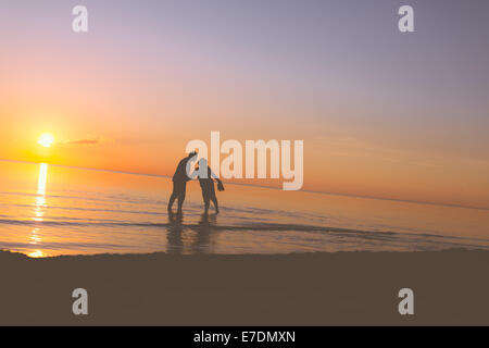 Senior couple kissing at sunset Banque D'Images