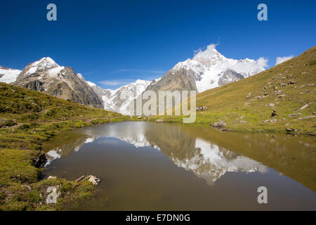 En regardant vers le Mont Blanc et le glacier du Miage d'en haut Val Veny, Italie. Banque D'Images