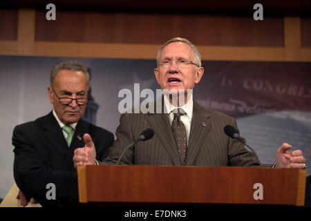 Les sénateurs démocrates des États-Unis Harry Reid appelle à la coopération bipartisane en donnant au président la possibilité de lutter contre la menace terroriste et d'autoriser l'entraînement militaire des troupes étrangères dans le cadre d'une réponse internationale à ISIS comme le sénateur Charles Schumer a l'air le 11 septembre 2014 à Washington, DC. Banque D'Images