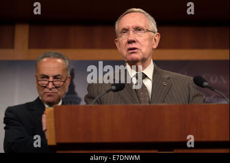 Les sénateurs démocrates des États-Unis Harry Reid appelle à la coopération bipartisane en donnant au président la possibilité de lutter contre la menace terroriste et d'autoriser l'entraînement militaire des troupes étrangères dans le cadre d'une réponse internationale à ISIS comme le sénateur Charles Schumer a l'air le 11 septembre 2014 à Washington, DC. Banque D'Images