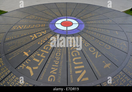 RAF memorial inscription sur le terrain à l'extérieur de l'aérodrome restauré West & tour de contrôle/ Banque D'Images