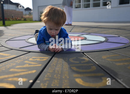 Jeune garçon à la RAF au mémorial sur le sol à l'art déco des années 1930 restaurée LA DEUXIÈME GUERRE MONDIALE, la tour de contrôle de l'Aérodrome de West Malling Banque D'Images