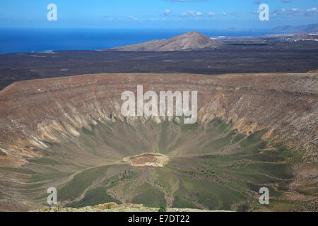 Lanzarote - regarder le cratère géant Caldera Blanca Banque D'Images