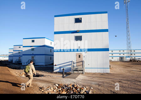 Travailleur des sables bitumineux sur place à pied des logements préfabriqués, Fort McMurray, Alberta, Canada Banque D'Images