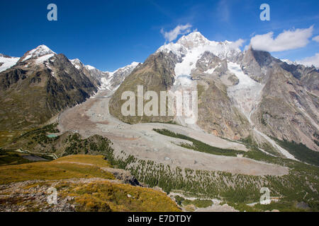 Moraine latérale sur le côté de la Glacier de Miage en retraite rapidement ci-dessous le Mont Blanc, en Italie. Banque D'Images