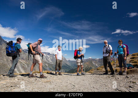 Les randonneurs sur le Tour du Mont Blanc et du vélo de montagne qui monte de la Vallon de la Lex Blanche en Italie, sous le Mont Blanc. Banque D'Images