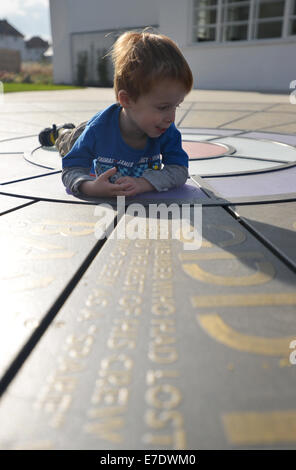 Jeune garçon à la RAF au mémorial sur le sol à l'art déco des années 1930 restaurée LA DEUXIÈME GUERRE MONDIALE, la tour de contrôle de l'Aérodrome de West Malling Banque D'Images