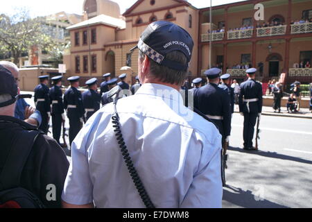 New South Wales un policier mâle surveille la foule à l'extérieur de la maison du Parlement, macquarie Street, Sydney, Australie Banque D'Images