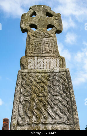 Le 11c Carew Cross, au château de Carew, Pembrokeshire. Une superbe croix celtique 4m de haut à la mémoire du Roi Maredudd ap Edwin, mort 1035 Banque D'Images