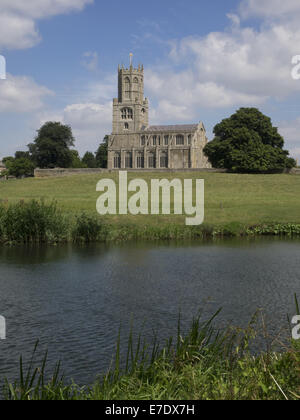 Eglise St Mary et tous les Saints avec Northamptonshire Fotheringhay River Nene en premier plan Banque D'Images