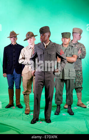 Les Marines américains porter des uniformes historiques, car ils participent au tournage de l'anniversaire du commandant le 3 septembre 2014 message à Washington, D.C. Marines ont été équipés d'uniformes historiques pour simuler l'histoire de la Marine Corps au cours des 238 dernières années. Banque D'Images