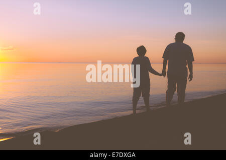 Couple sur la plage Banque D'Images