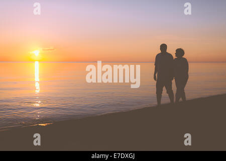 Couple sur la plage Banque D'Images