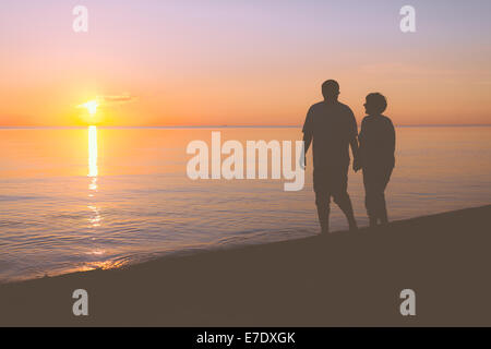 Couple sur la plage Banque D'Images