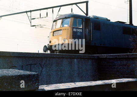 British Rail locomotive électrique nombre 82005 Scott gruhl à Manchester en Angleterre 1976 Banque D'Images